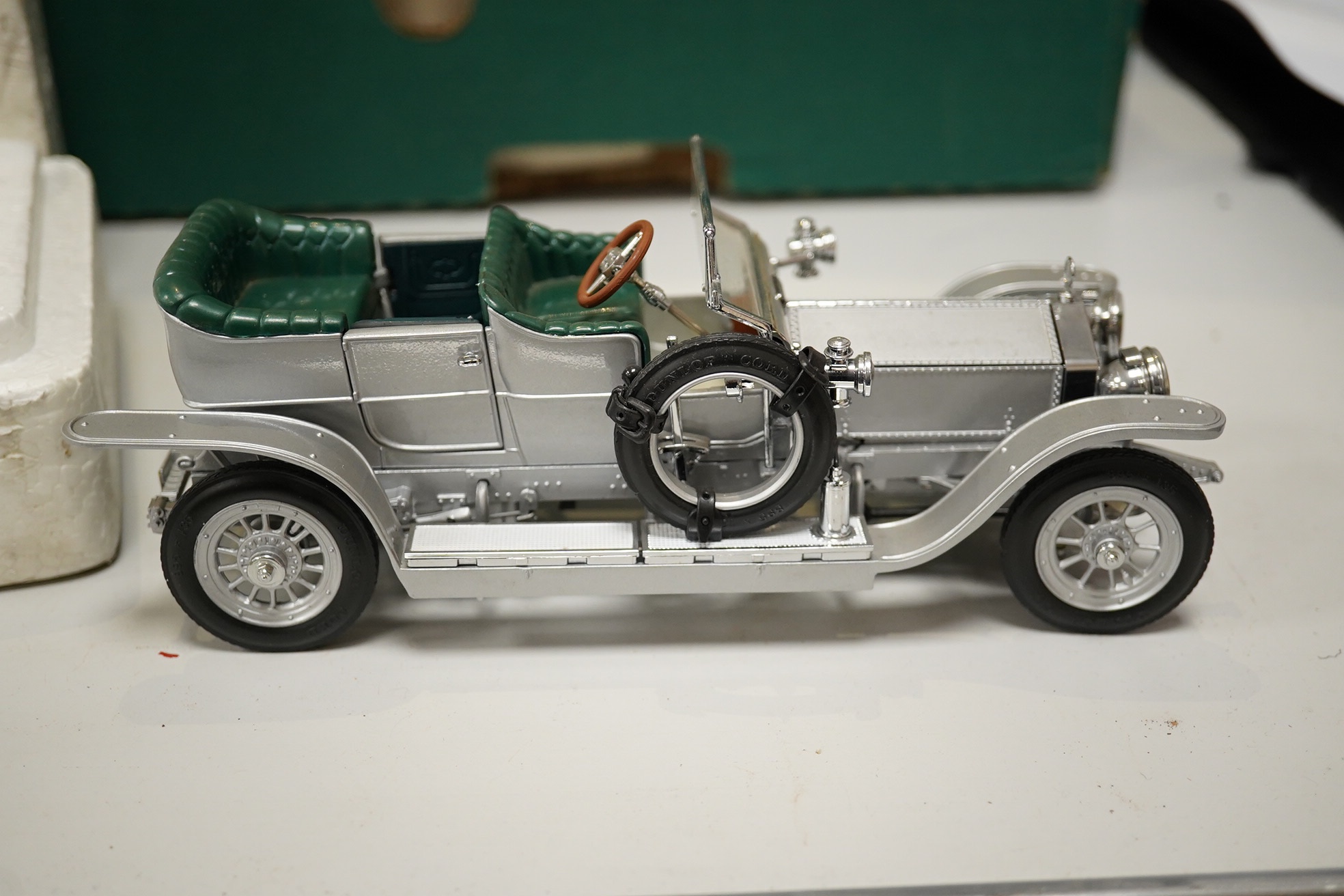 Five boxed Franklin Mint diecast 1:24 scale vehicles; a 1952 Jaguar XK120, a Rolls Royce Silver Ghost, a Rolls-Royce silver ghost limousine, a Mercedes Benz 300SL Gullwing, a Corvette Roadster, plus a boxed SMTS 1:43 whi